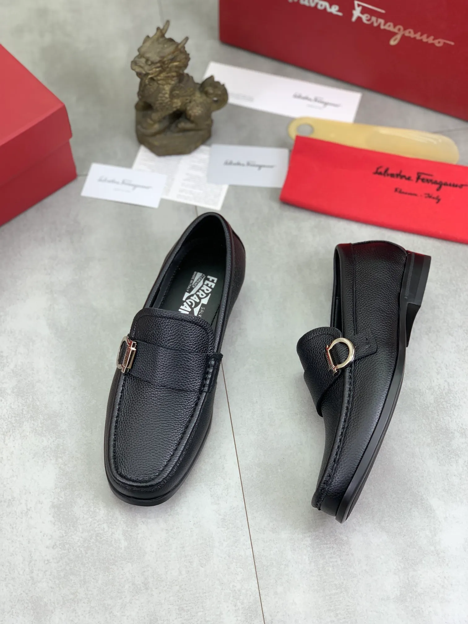 Men's Men's Shoes 💰P460💰[New Style] Water-dyed Niuli 🆘[Salvatore Ferragamo] Ferragamo's latest casual business leather shoes for men! Available at counters simultaneously! The fabric is made of specially imported original calfskin, the lining is made of imported water-dyed cowhide, and the original combination outsole is absolutely luxurious and leads the fashion trend. Matching code: 38-45; 3️⃣ colors available